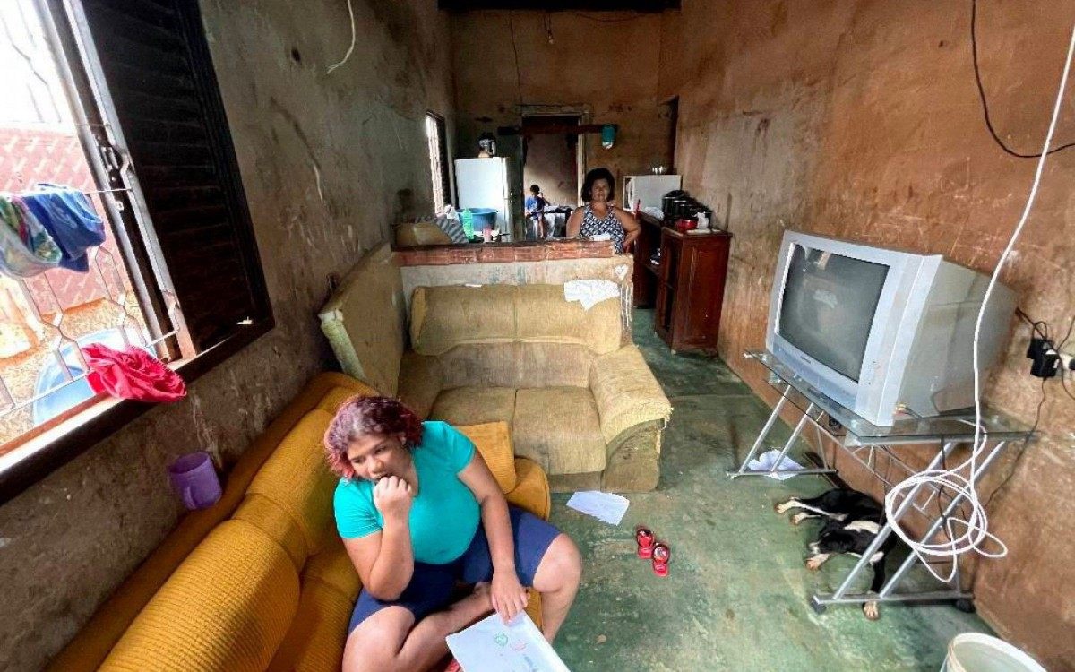 Paredes construídas sobre o pó do Cerrado, sem móveis, sem saneamento básico na Estrutural. E agora sem esperança com o fim do auxílio emergencial