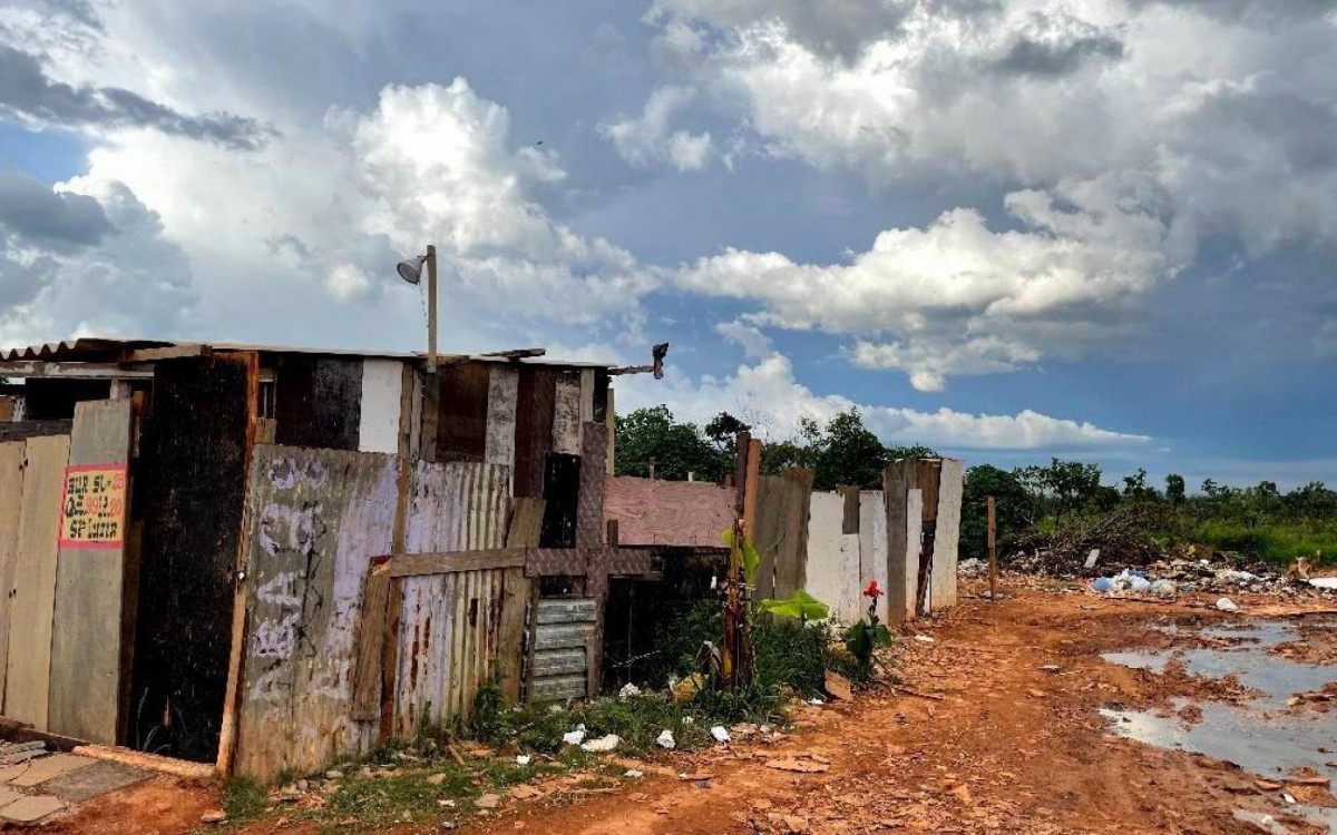 Paredes construídas sobre o pó do Cerrado, sem móveis, sem saneamento básico na Estrutural. E agora sem esperança com o fim do auxílio emergencial