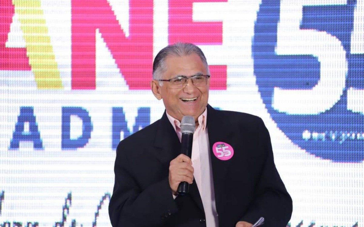 Pastor Macedo é bacharel em Teologia e também graduado em Filosofia