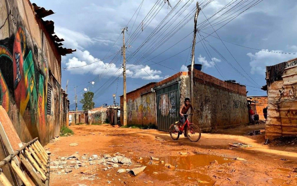 Paredes construídas sobre o pó do Cerrado, sem móveis, sem saneamento básico na Estrutural. E agora sem esperança com o fim do auxílio emergencial