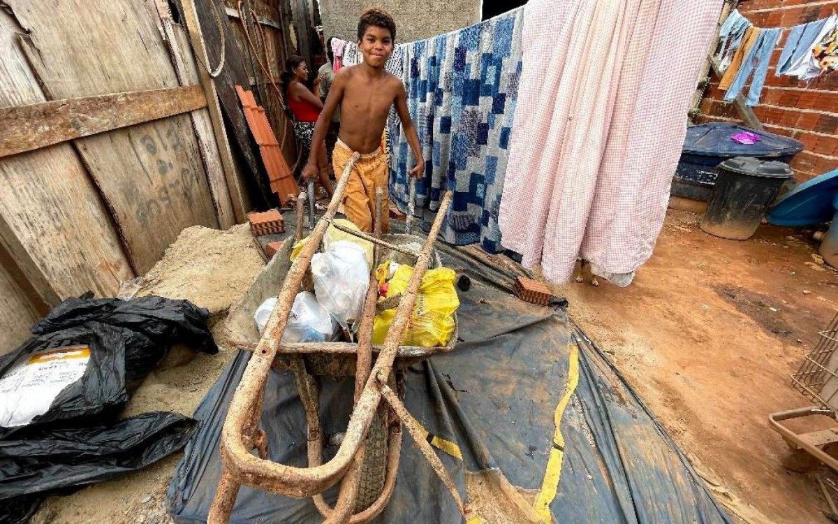 Paredes construídas sobre o pó do Cerrado, sem móveis, sem saneamento básico na Estrutural. E agora sem esperança com o fim do auxílio emergencial