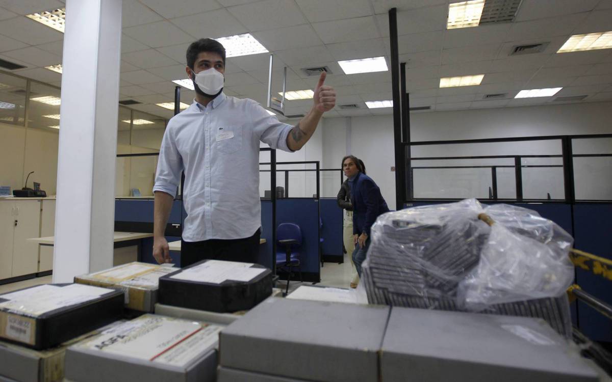 Giuliano Manfredini e parte de material apreendido - Luciano Belford/Agencia O Dia