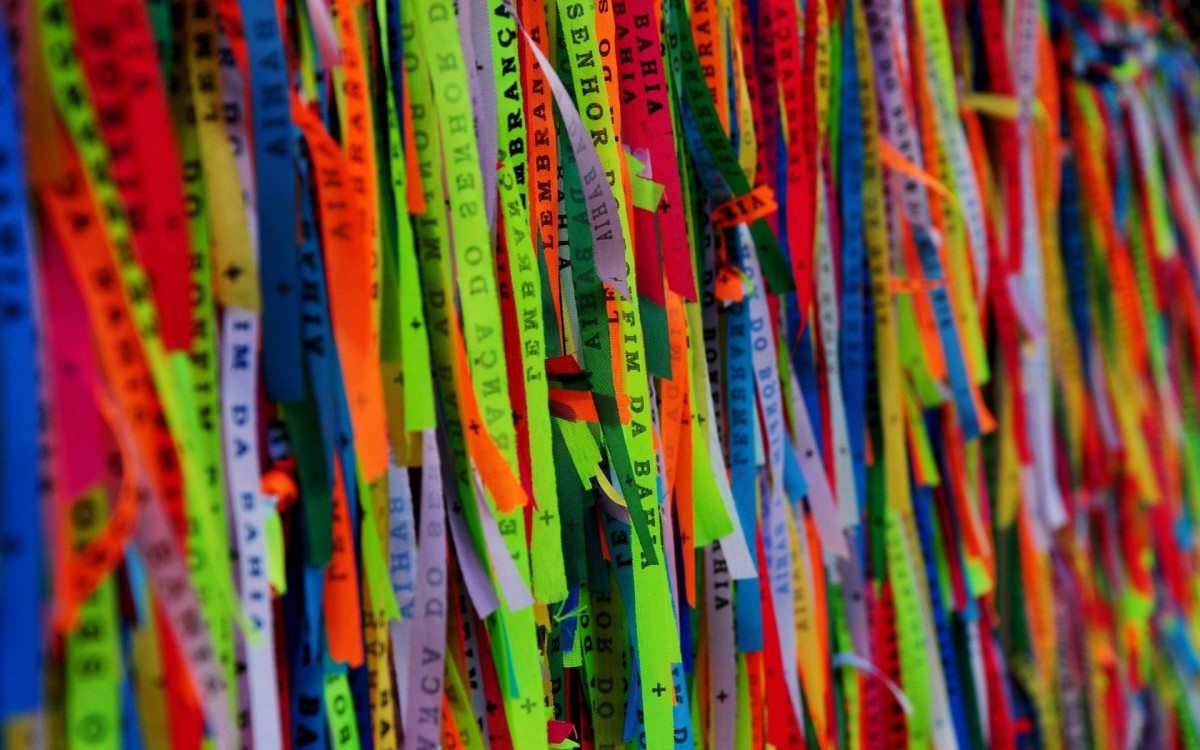 Projeto 'Carnavalesca', do fotógrafo Estefan Radovicz, mostra o vaivém na Presidente Vargas horas antes dos desfiles na Sapucaí: as fitas de Senhor de Bonfim remetem a uma crença