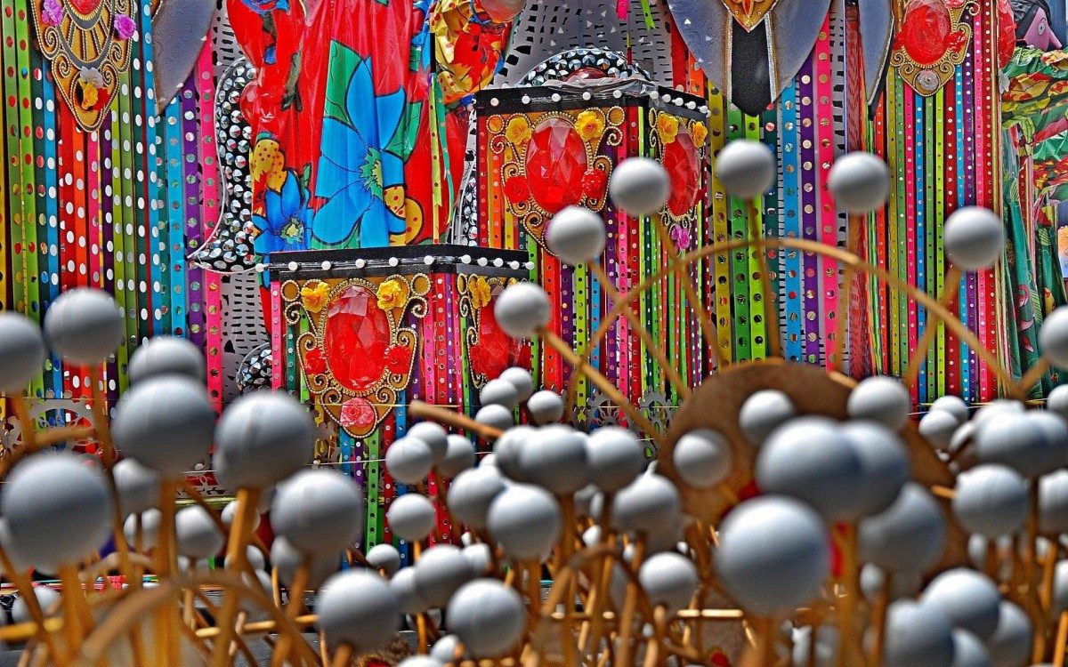 Projeto 'Carnavalesca', do fotógrafo Estefan Radovicz, mostra o vaivém na Presidente Vargas horas antes dos desfiles na Sapucaí