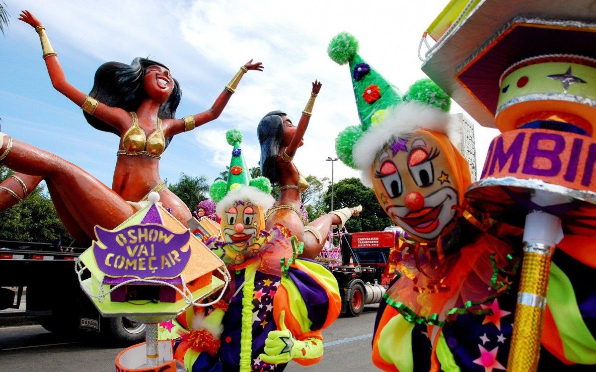 Projeto 'Carnavalesca', do fotógrafo Estefan Radovicz, mostra o vaivém na Presidente Vargas horas antes dos desfiles na Sapucaí