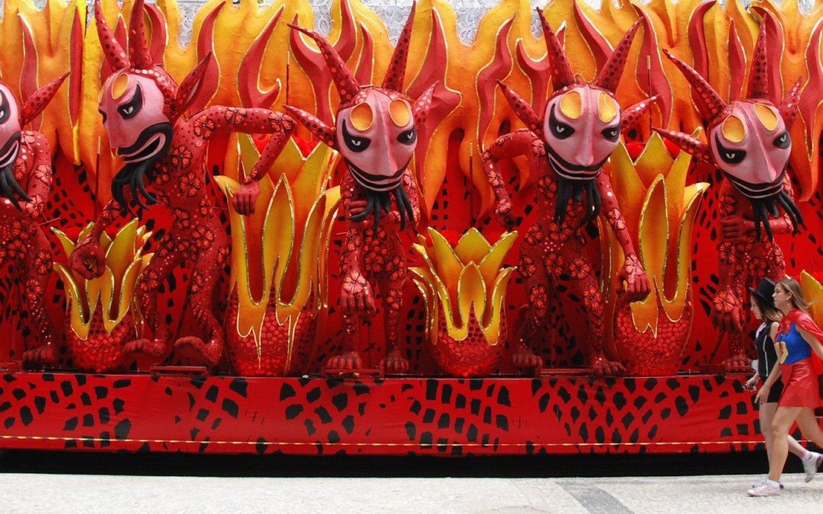 Projeto 'Carnavalesca', do fotógrafo Estefan Radovicz, mostra o vaivém na Presidente Vargas horas antes dos desfiles na Sapucaí