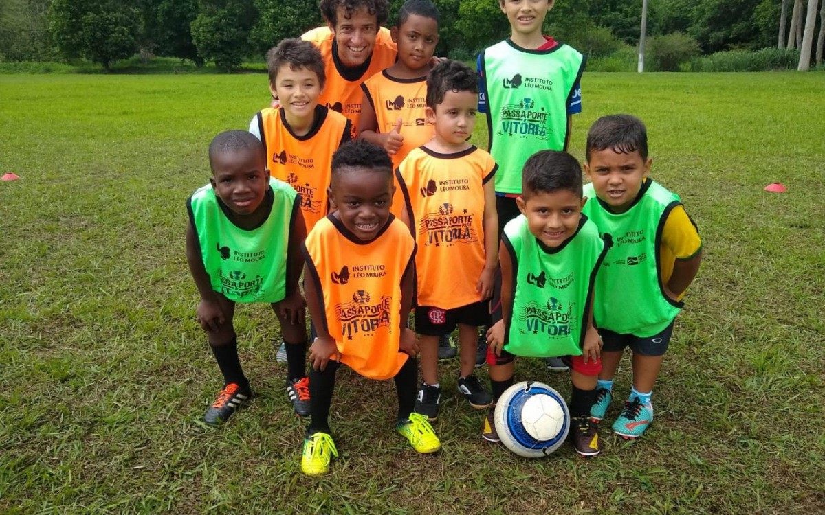 Crianças contam com professores qualificados, camisas, shorts, meiões e chuteiras.  