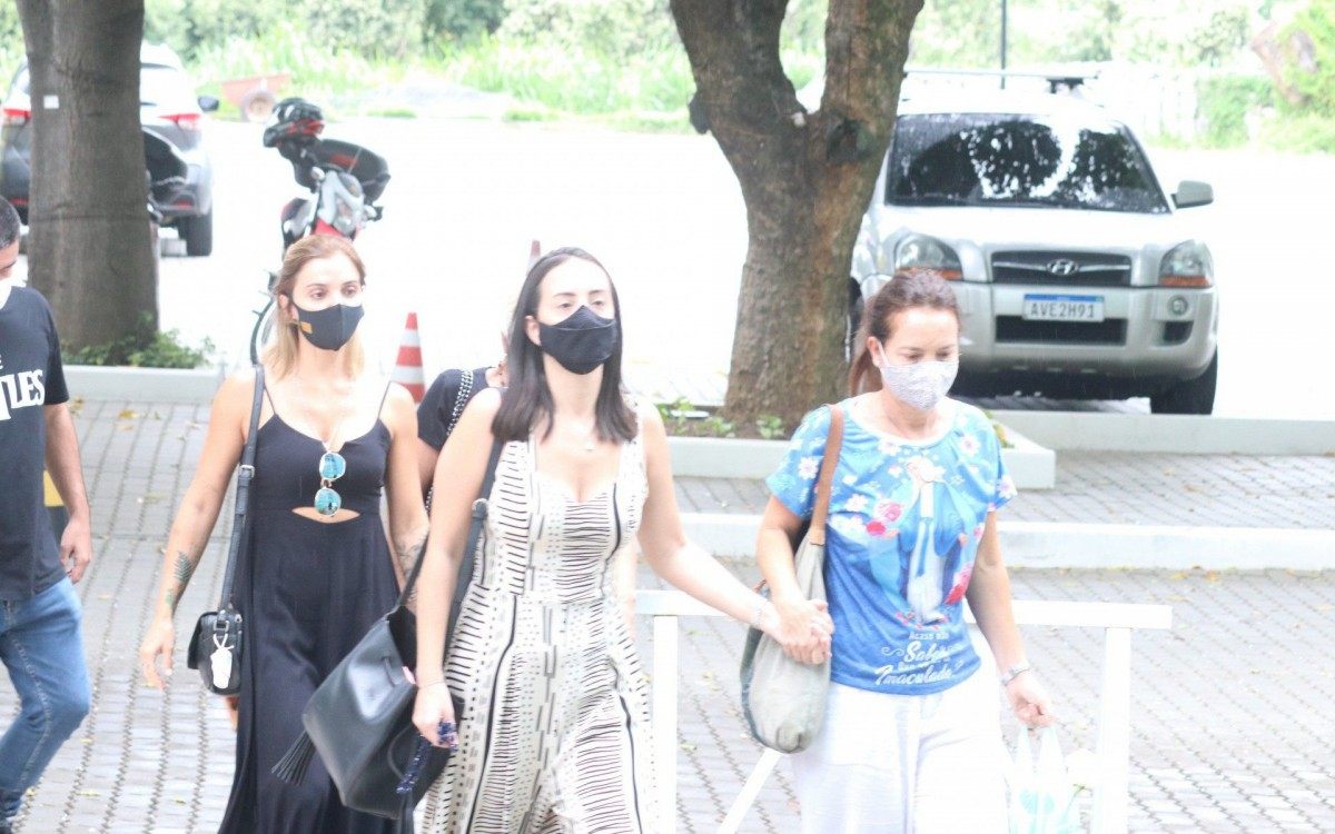 Amigos e familiares se despedem de Eduardo Galv&atilde;o no Cremat&oacute;rio Cemit&eacute;rio da Penit&ecirc;ncia, no Caju, Zona Norte do Rio - Ag. News