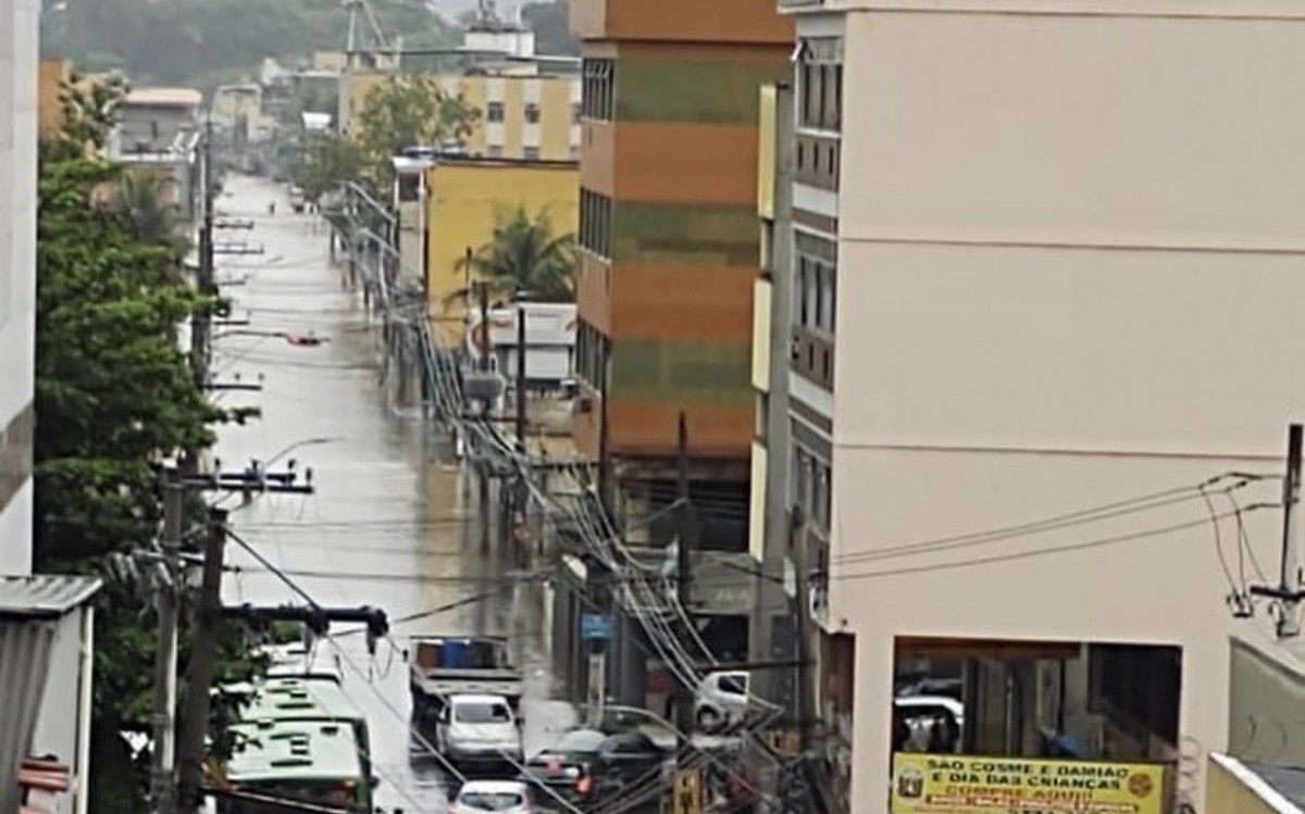 Chuva causa alagamentos em Duque de Caxias - Reprodu&ccedil;&atilde;o
