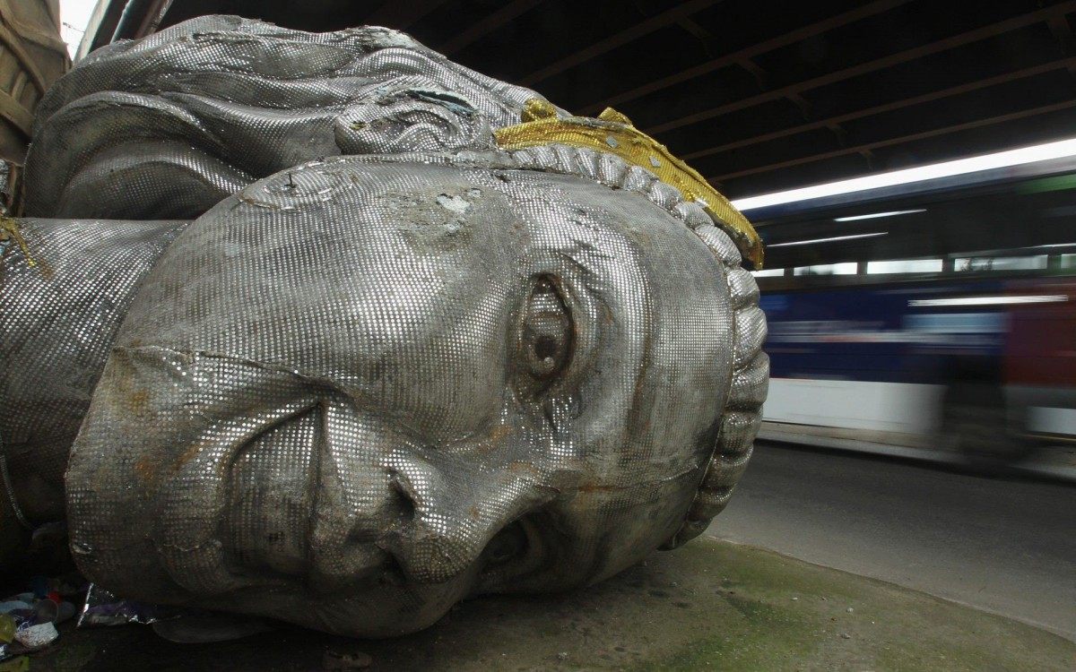 Escultura nos arredores da Rodoviária do Rio: lembrança de outros Carnavais