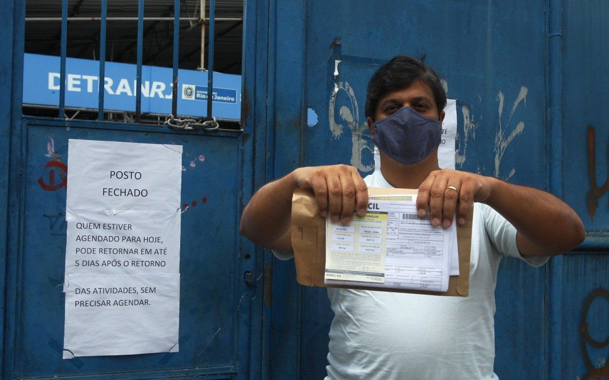 Falta de pagamento leva funcionários terceirizados a interromper os trabalhos nos postos do Detran. Na foto,  Jonathas Santos, ao lado de avisos ao público que procurou o Posto de Vila Isabel. - Estefan Radovicz / Agencia O Dia