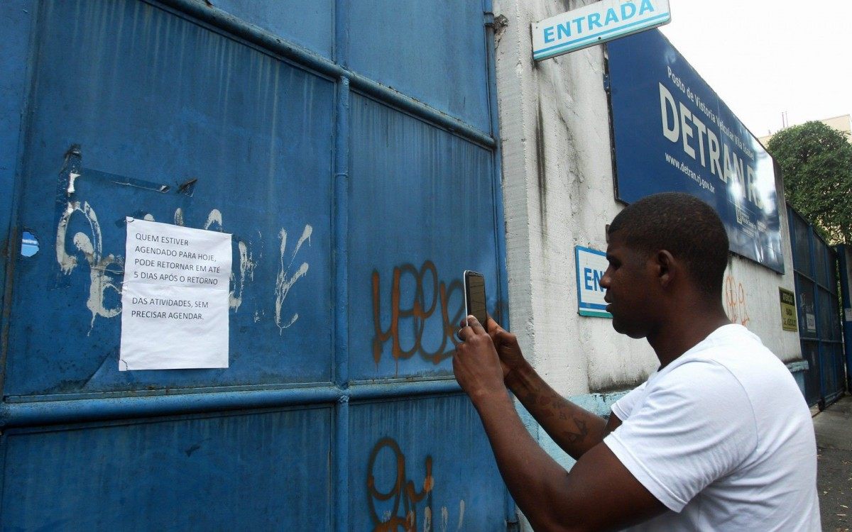 Falta de pagamento leva funcionários terceirizados a interromper os trabalhos nos postos do Detran. Na foto,  Wellington Borges,fotografando avisos ao público que procurou o Posto de Vila Isabel. - Estefan Radovicz / Agencia O Dia