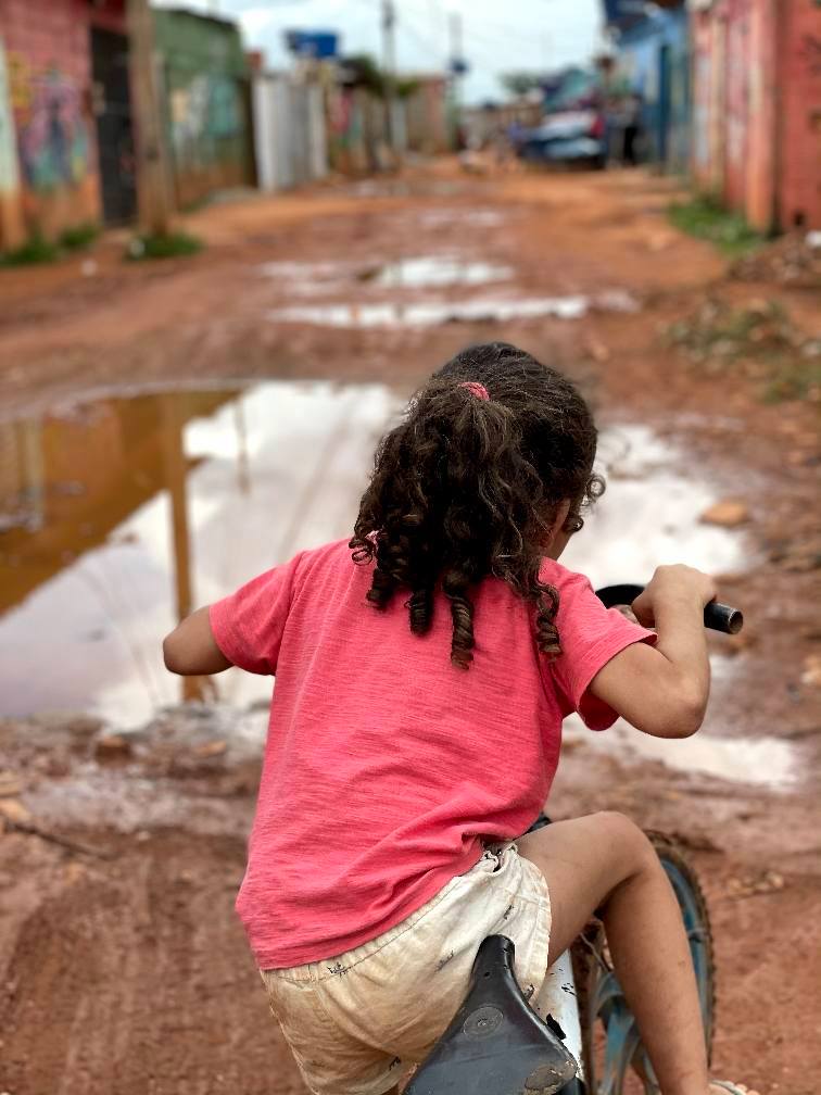 Paredes construídas sobre o pó do Cerrado, sem móveis, sem saneamento básico na Estrutural. E agora sem esperança com o fim do auxílio emergencial