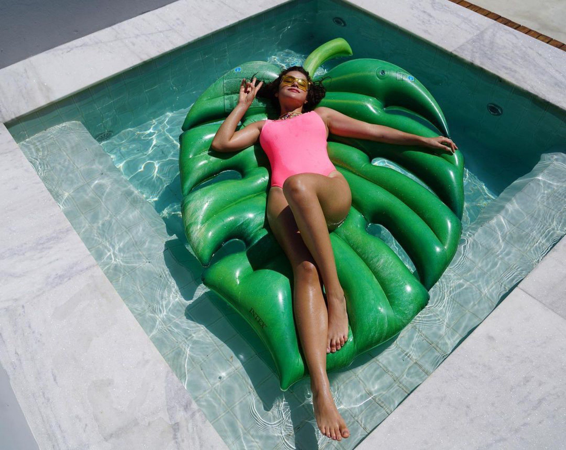 De maiô, Maisa curte férias na piscina de hotel em São Miguel dos Milagres.