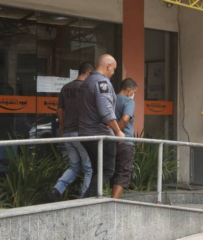 Um dos presos na operação chega à Deam da Rua Visconde do Rio Branco, no Centro do Rio