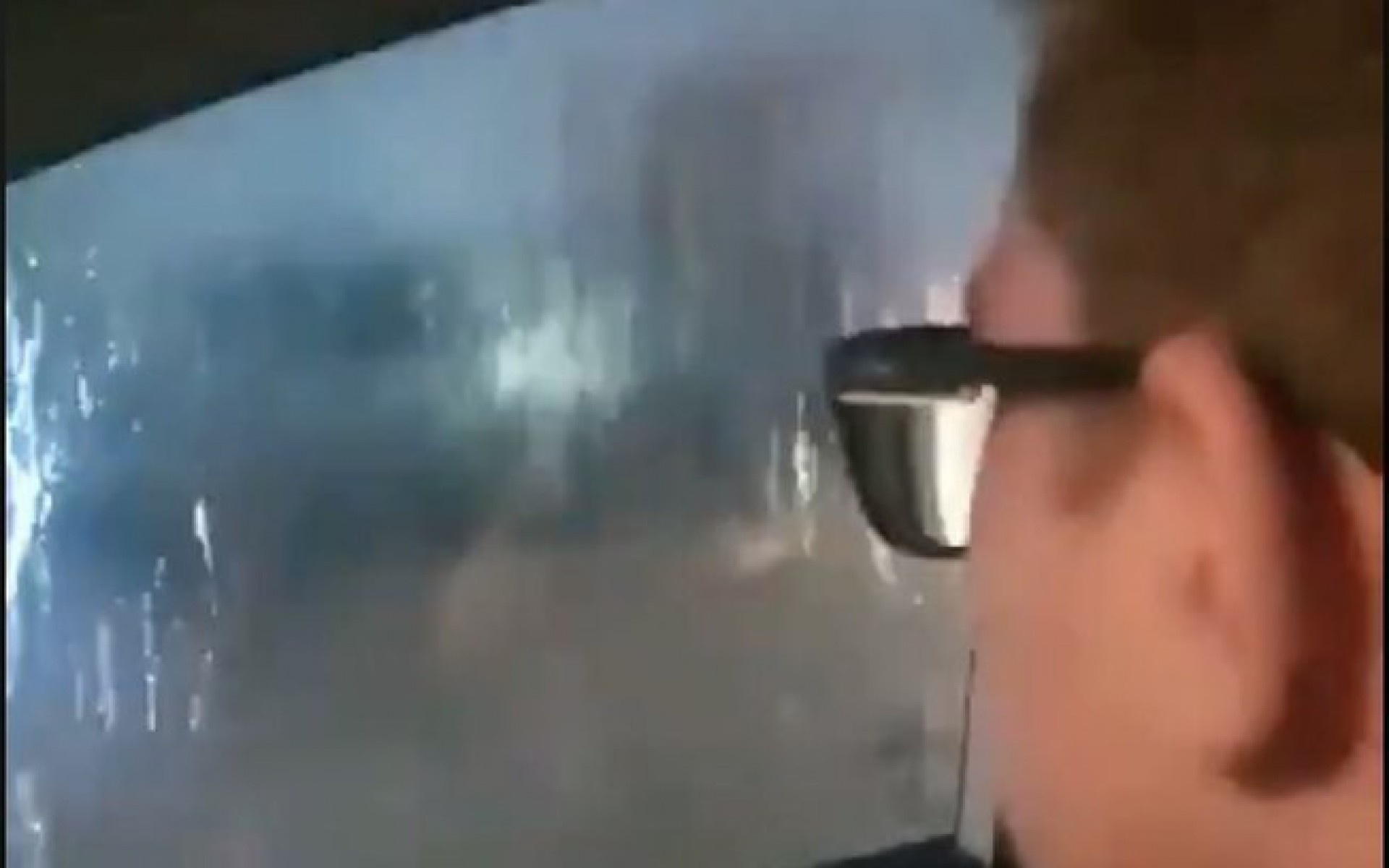 Vídeo: Preso dentro do carro no meio de enchente, mineiro viraliza por tranquilidade