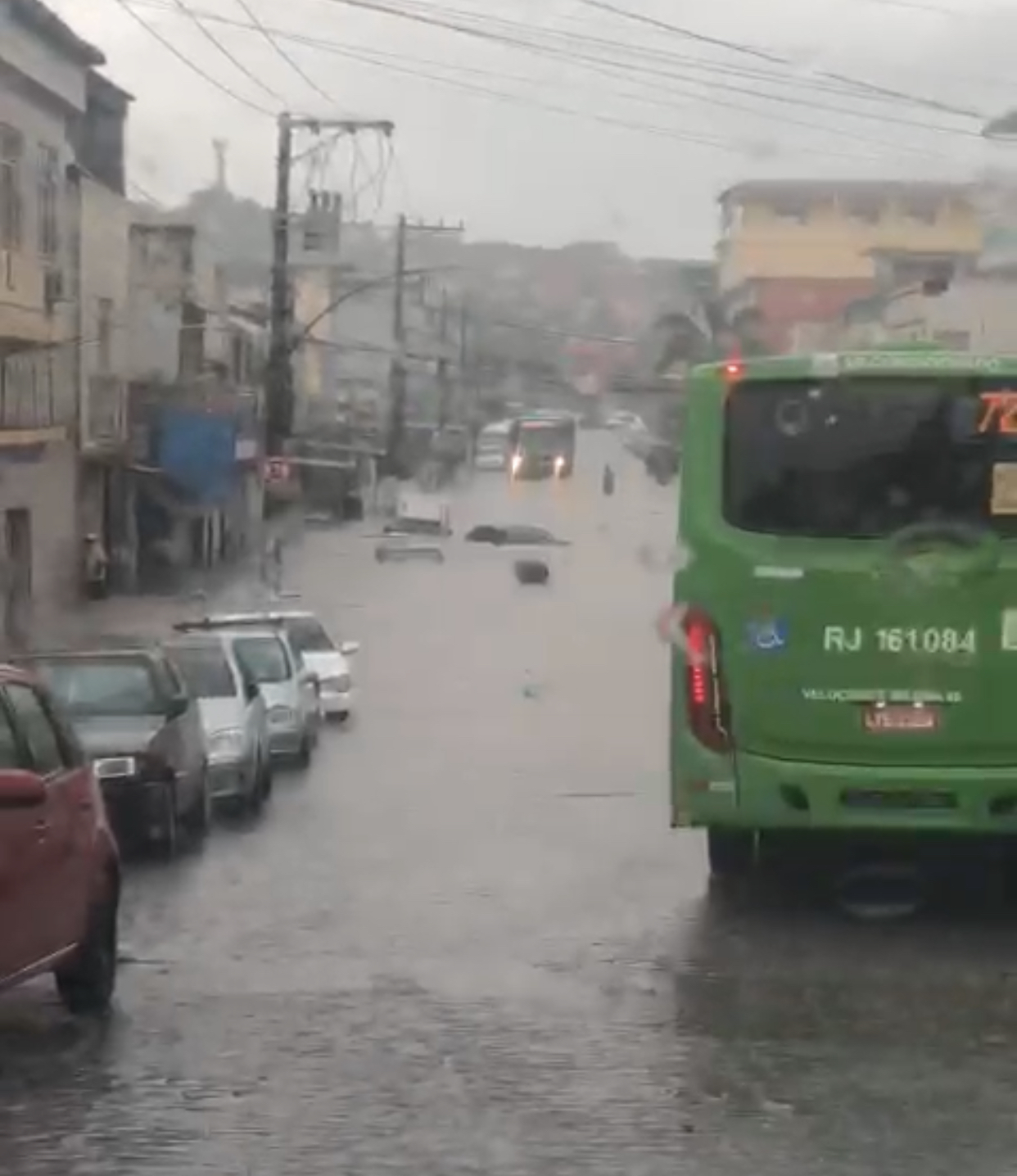 Chuva causa alagamentos em Duque de Caxias