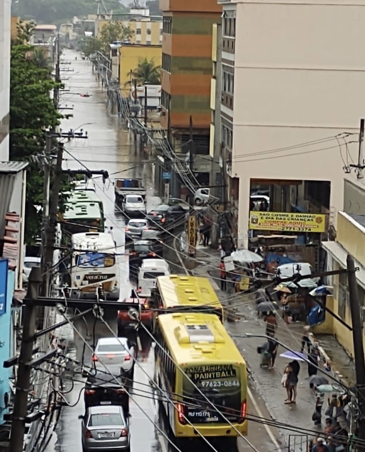 Chuva causa alagamentos em Duque de Caxias