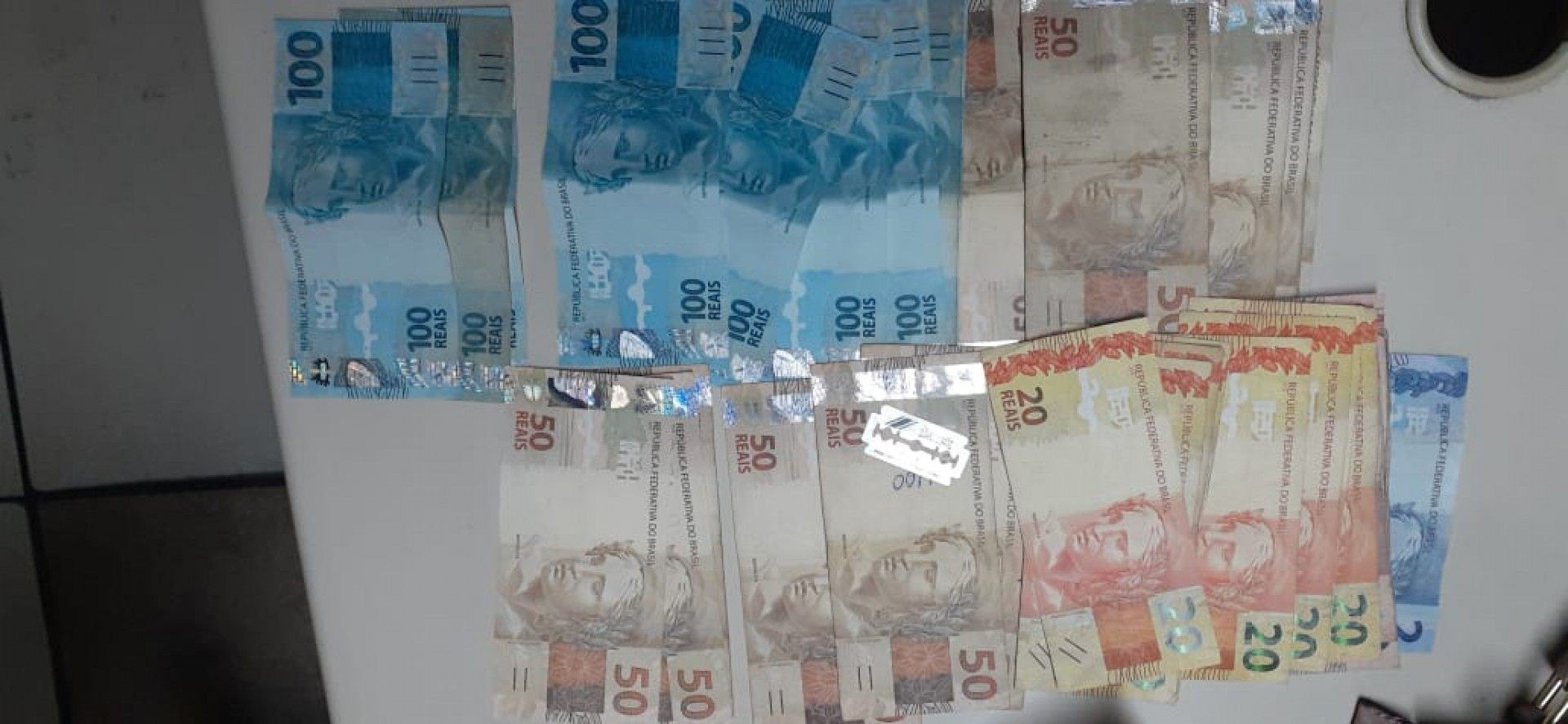 Com a criminosa, foram encontrados cerca de R$ 2 mil  - Divulga&Atilde;&sect;&Atilde;&pound;o