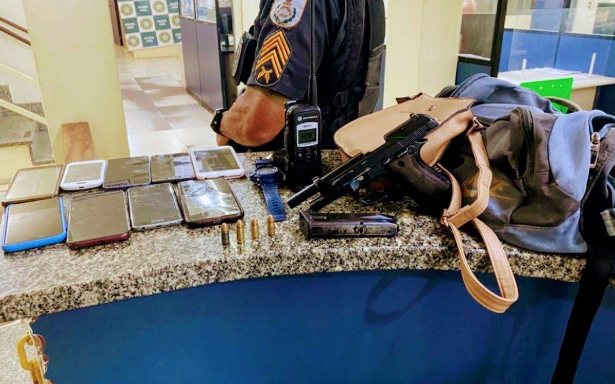 Apreensão de produtos de roubos e uma pistola de quadrilha que praticava roubos em série em Itaboraí  - Foto: PMERJ