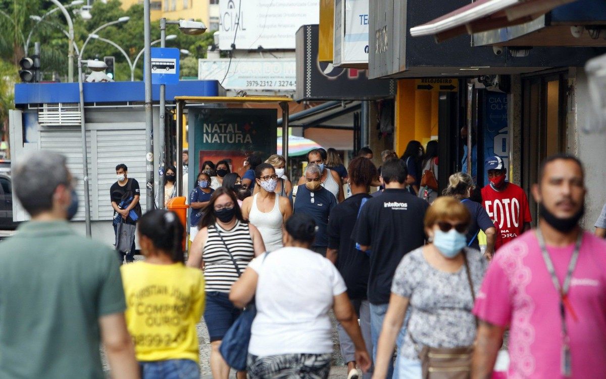 Movimentação de pessoas no comercio da Rua Dias da Cruz no Méier - Daniel Castelo Branco