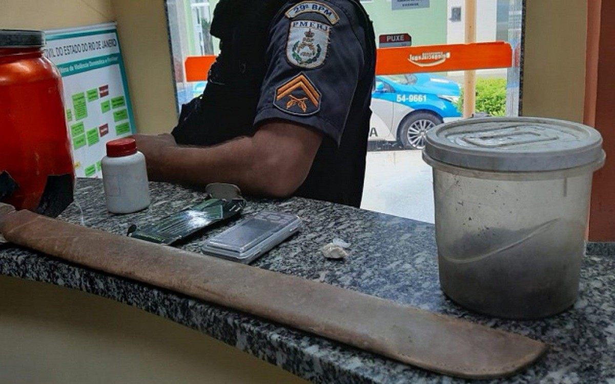 Apreensão de um pote de cor vermelha com uma balança de precisão, pote contendo mercúrio; tapetes usados para segurar minério de ouro, além de um saco plástico contendo cocaína. - Foto: divulgação