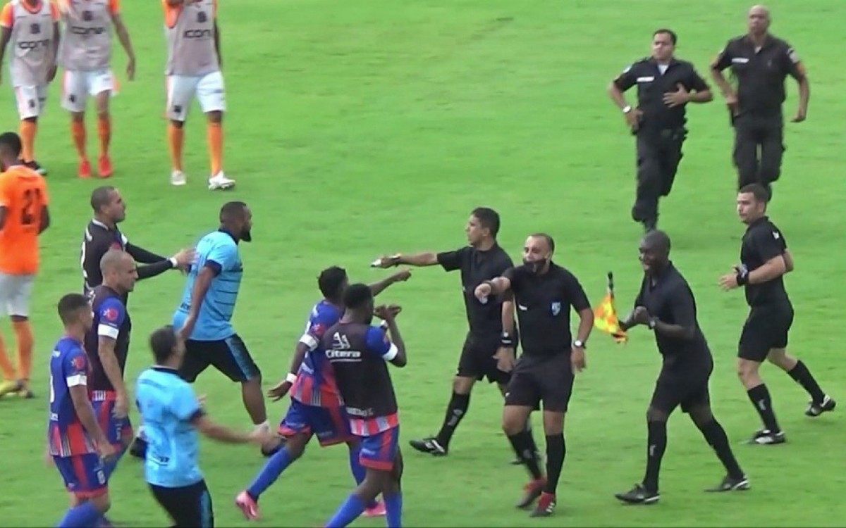 O jogo entre Nova Iguaçu e Duque de Caxias terminou em pancadaria - Reprodução