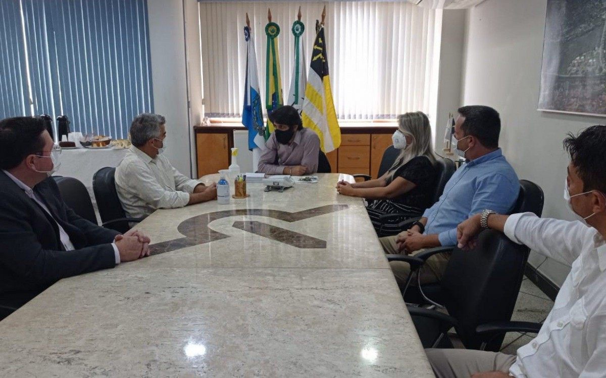 O prefeito Samuca Silva recebeu na tarde de quarta, dia 09, o médico infectologista Edmilson Migowski - Divulgação