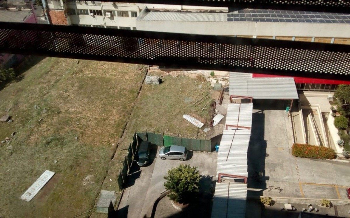 Problemas de infraestrutura no Hospital do Andaraí. Terreno baldio onde funcionava o prédio da antiga emergência da unidade, destruído em 2013