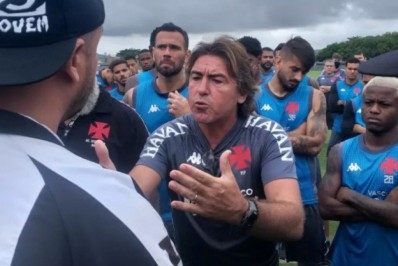 Apesar de pressão, Sá Pinto ganha moral no Vasco após defender grupo em invasão