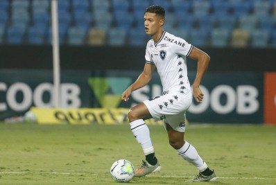 Botafogo encaminha venda do zagueiro Sousa a time belga