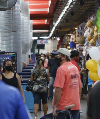 Centros comerciais, como o tradicional Mercadão de Madureira, poderão receber clientes normalmente