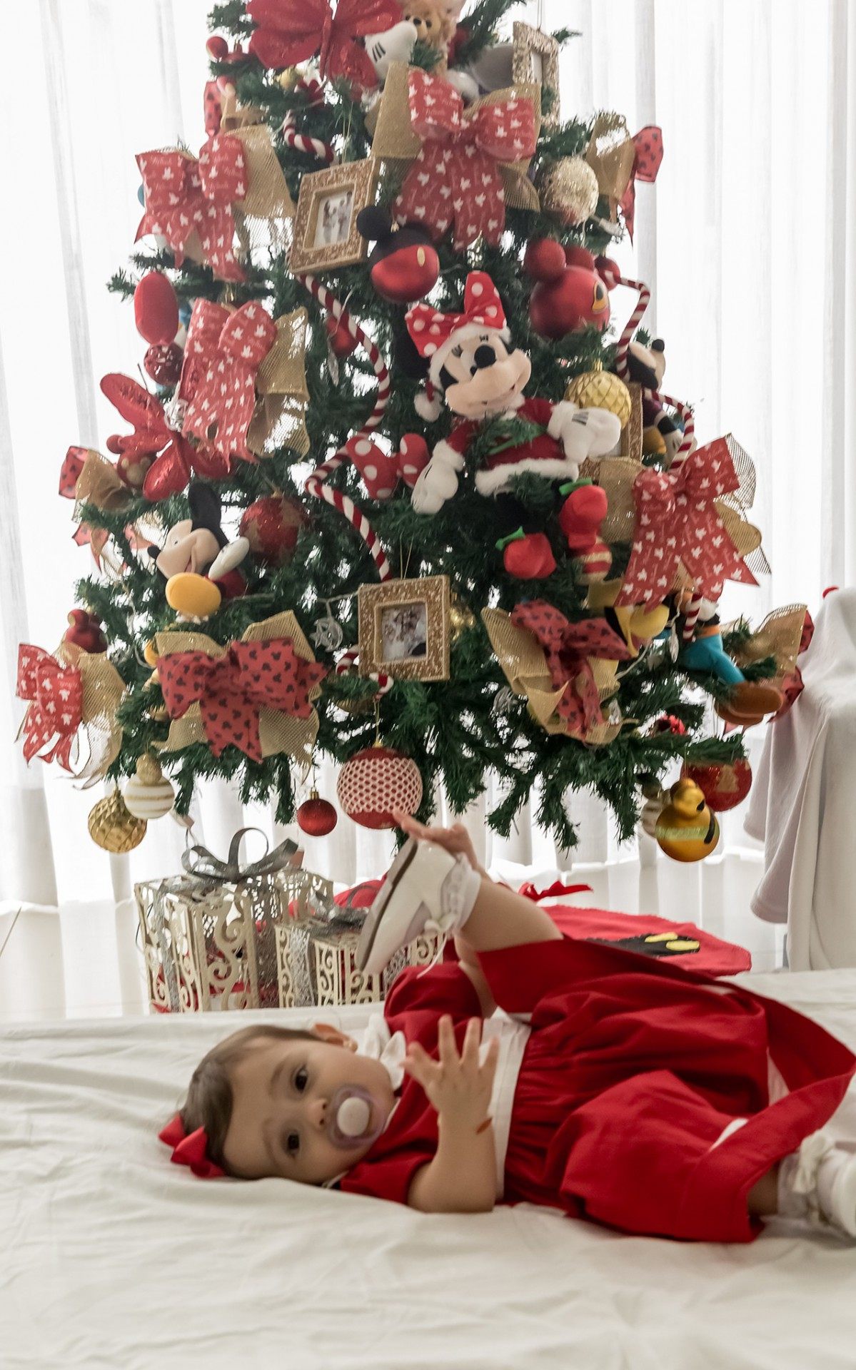 A fotógrafa ThaÃs Galardi, moradora da Barra, tem feito ensaios fotográficos com tema natalino na casa das famÃlias