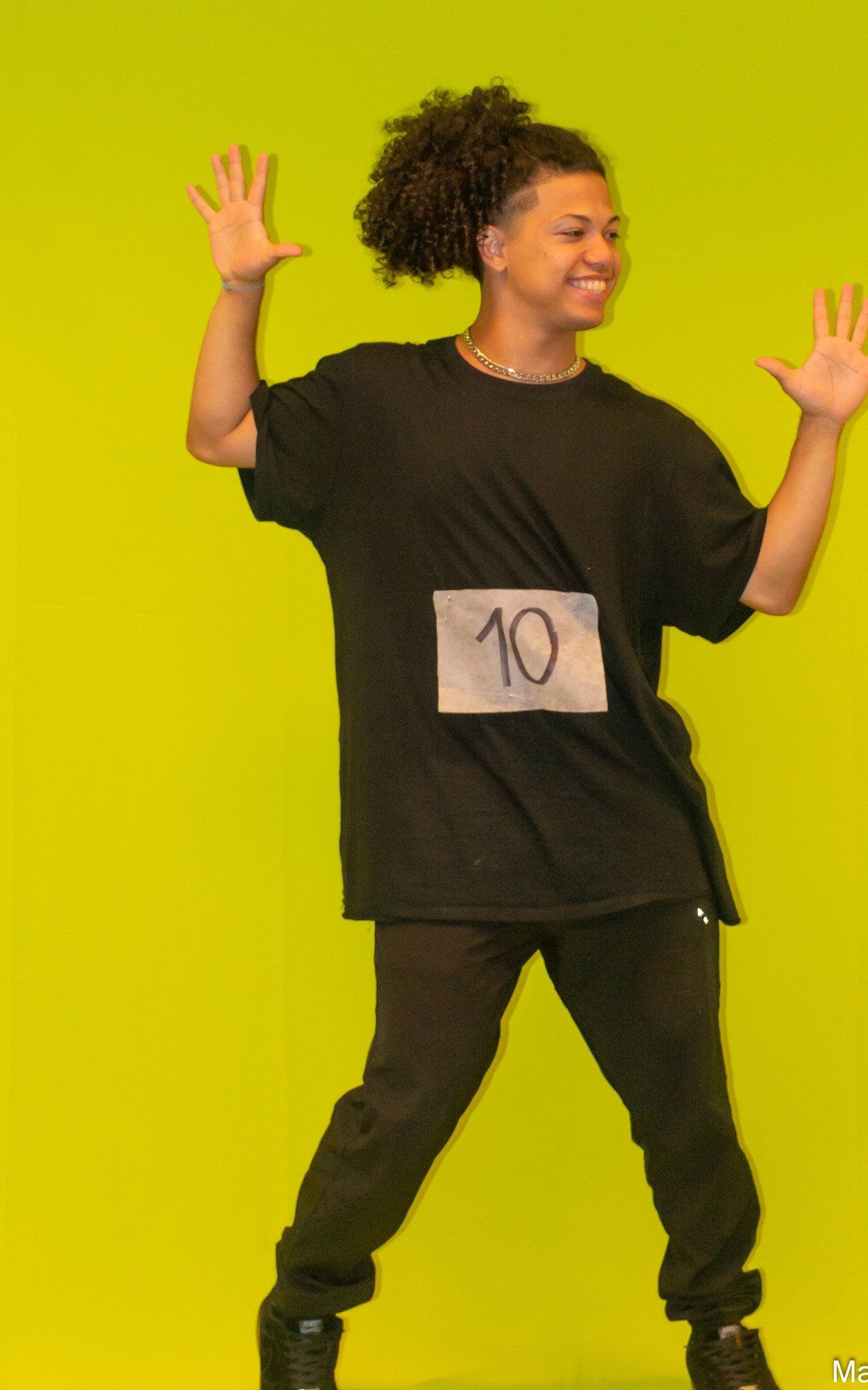 Morador do Morro do Pau Branco, em São João de Meriti, João Soares é um dos quatro finalistas do 'Dance-Off'