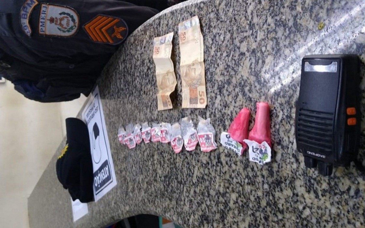 Apreensão de nove pedras de crack, dois pinos de cocaína, além de R$ 100.
 - Foto: divulgação