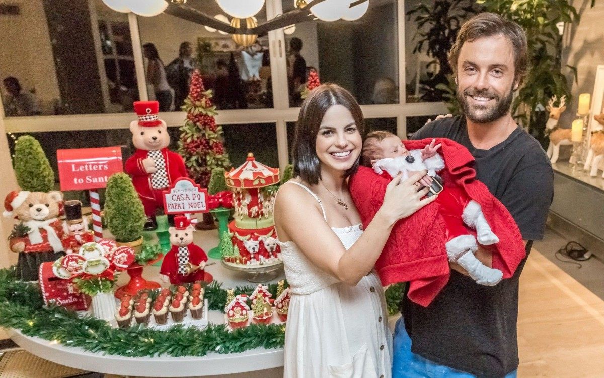 A fotógrafa Thaís Galardi, moradora da Barra, tem feito ensaios fotográficos com tema natalino na casa das famílias