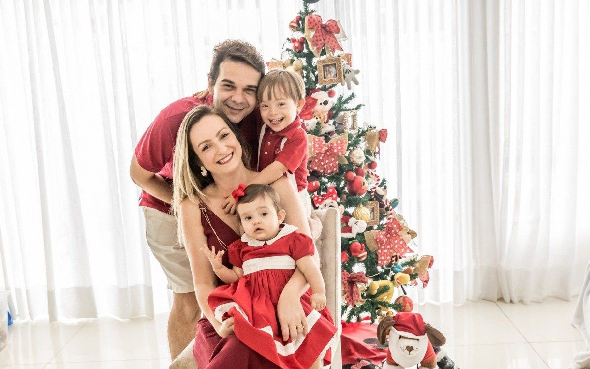 A fotógrafa Thaís Galardi, moradora da Barra, tem feito ensaios fotográficos com tema natalino na casa das famílias