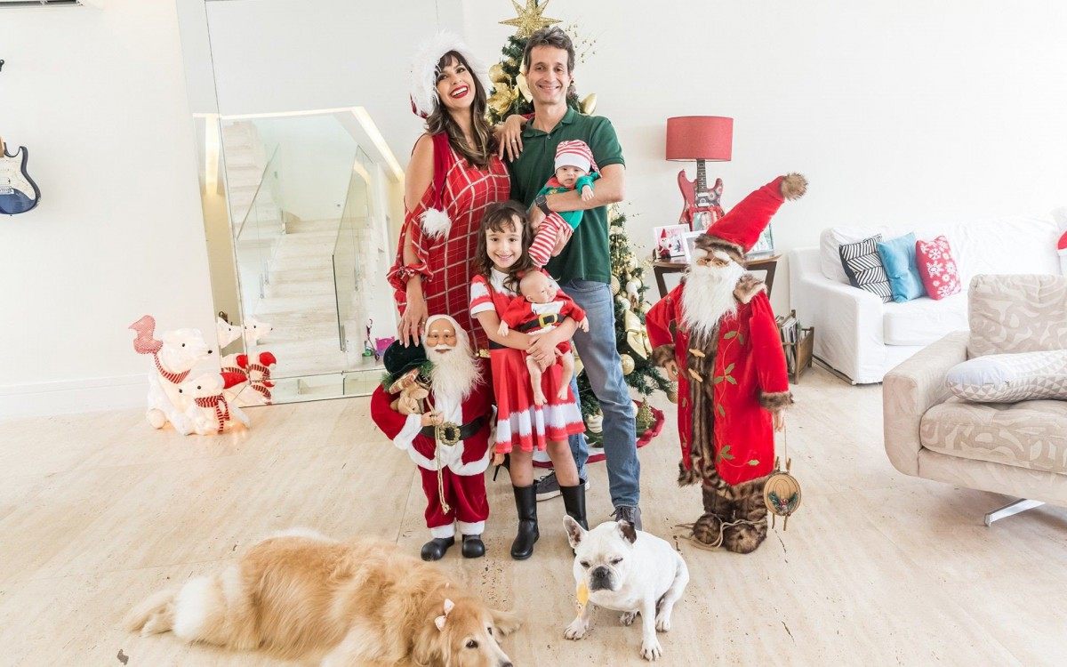 A fotógrafa Thaís Galardi, moradora da Barra, tem feito ensaios fotográficos com tema natalino na casa das famílias