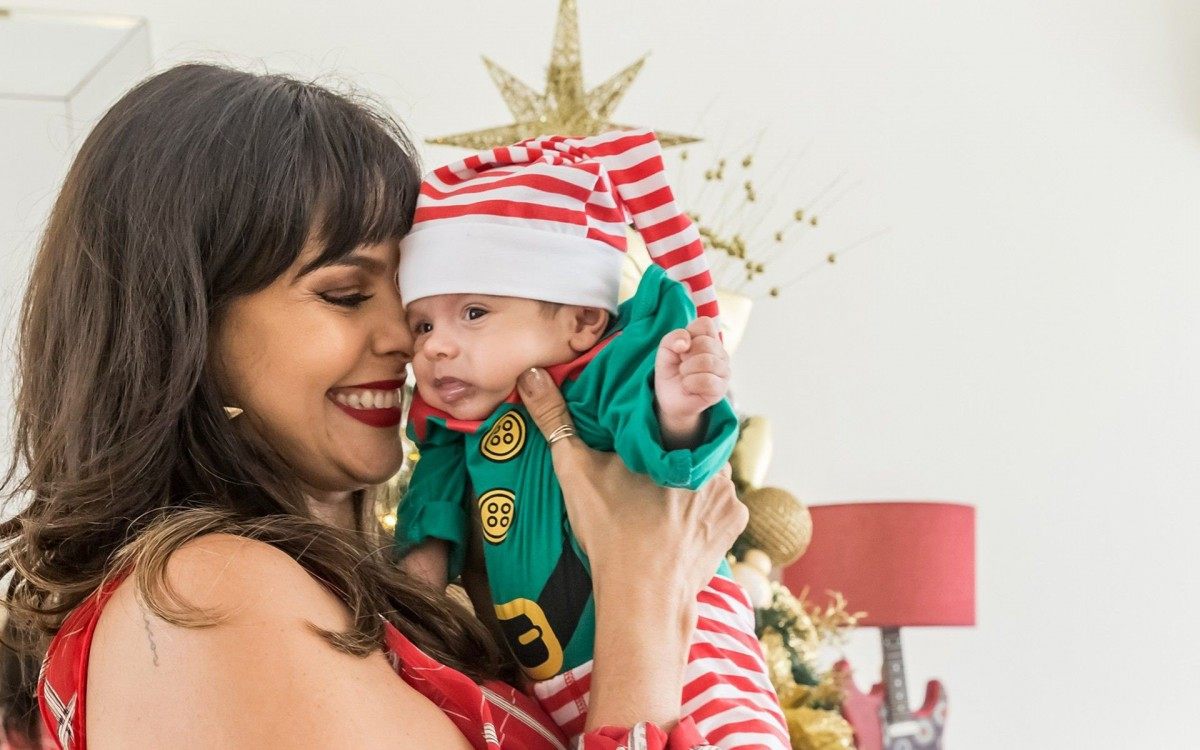 A fotógrafa Thaís Galardi, moradora da Barra, tem feito ensaios fotográficos com tema natalino na casa das famílias
