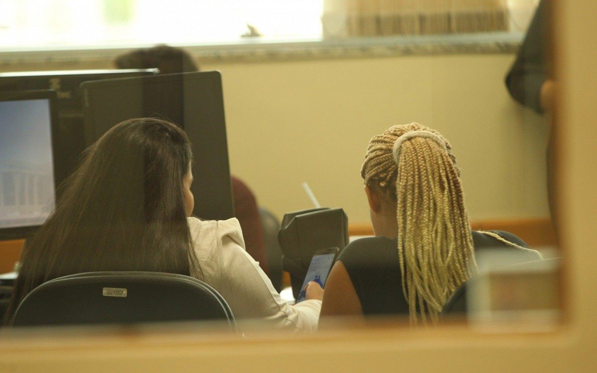 Julgamento de Flordelis, no Fórum de Niterói. Na foto, de tranças loiras, Érica Santos, filha afetiva de Flordelis. - Estefan Radovicz / Agencia O Dia