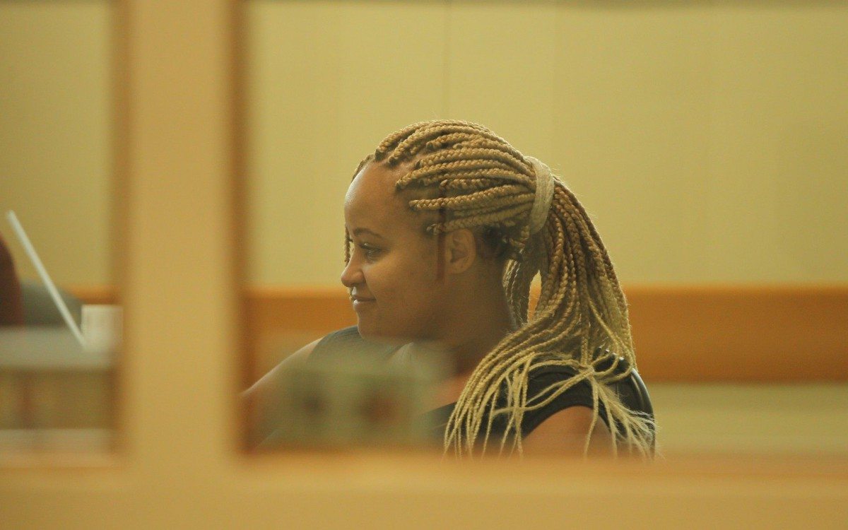 Érica Santos, filha afetiva de Flordelis, durante audiência em Niterói - Estefan Radovicz / Agência O Dia