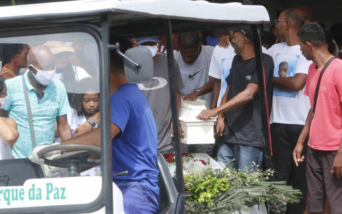 Sepultamento do menino Enzo Gabriel, no Cemitério Parque da Paz, em São Gonçalo - Reginaldo Pimenta / Agencia O Dia