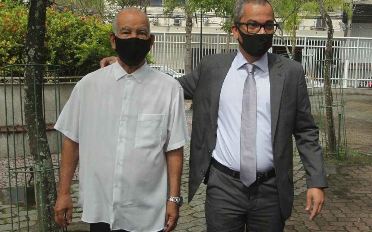 Pai do pastor Anderson do Carmo, Jorge de Souza, acompanhado do advogado assistente de acusa&ccedil;&atilde;o &Acirc;ngelo M&aacute;ximo 