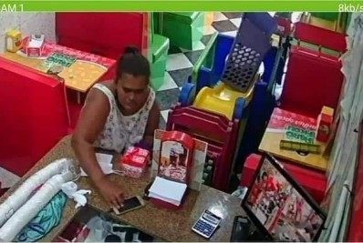Mulher furta caixinha de natal e um celular de lanchonete no Parque Araruama, em Meriti