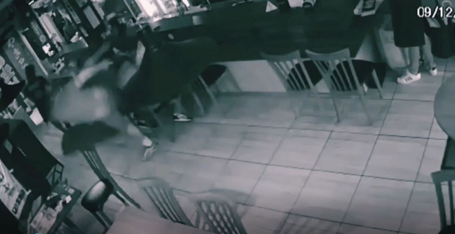 Vídeo: Após tossir em lanchonete, homem é agredido com socos e chutes