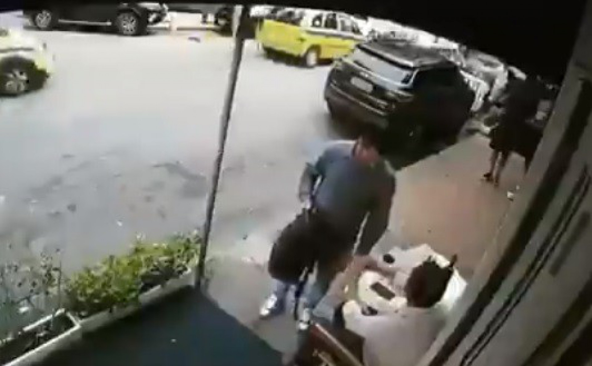 Vídeo: imagens mostram assalto à mão armada em restaurante no Leblon