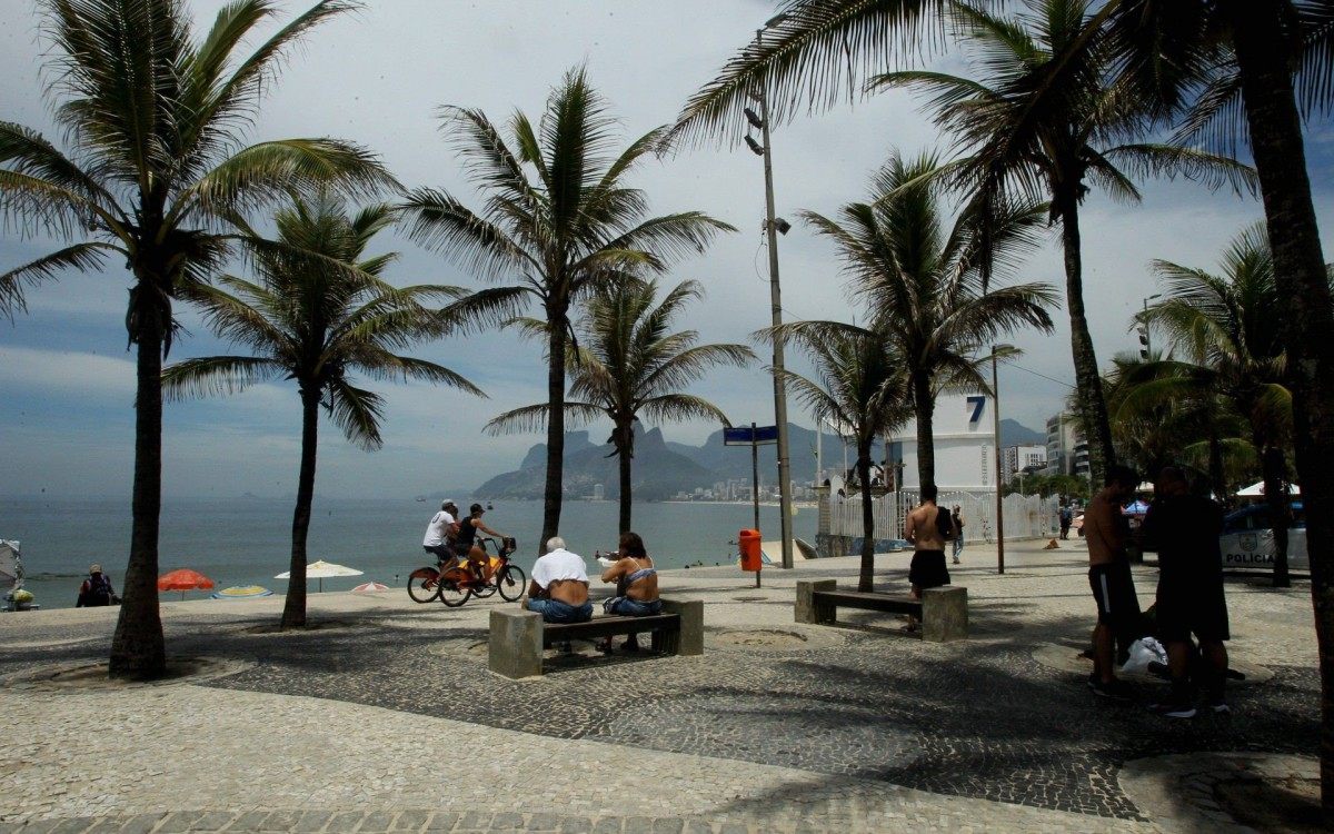 Dia de sol e descumprimento de regras contra a Covid-19 nas praias da Zona Sul. Na foto, pouca gente no canto do Arpoador. - Estefan Radovicz / Ag&ecirc;ncia O Dia