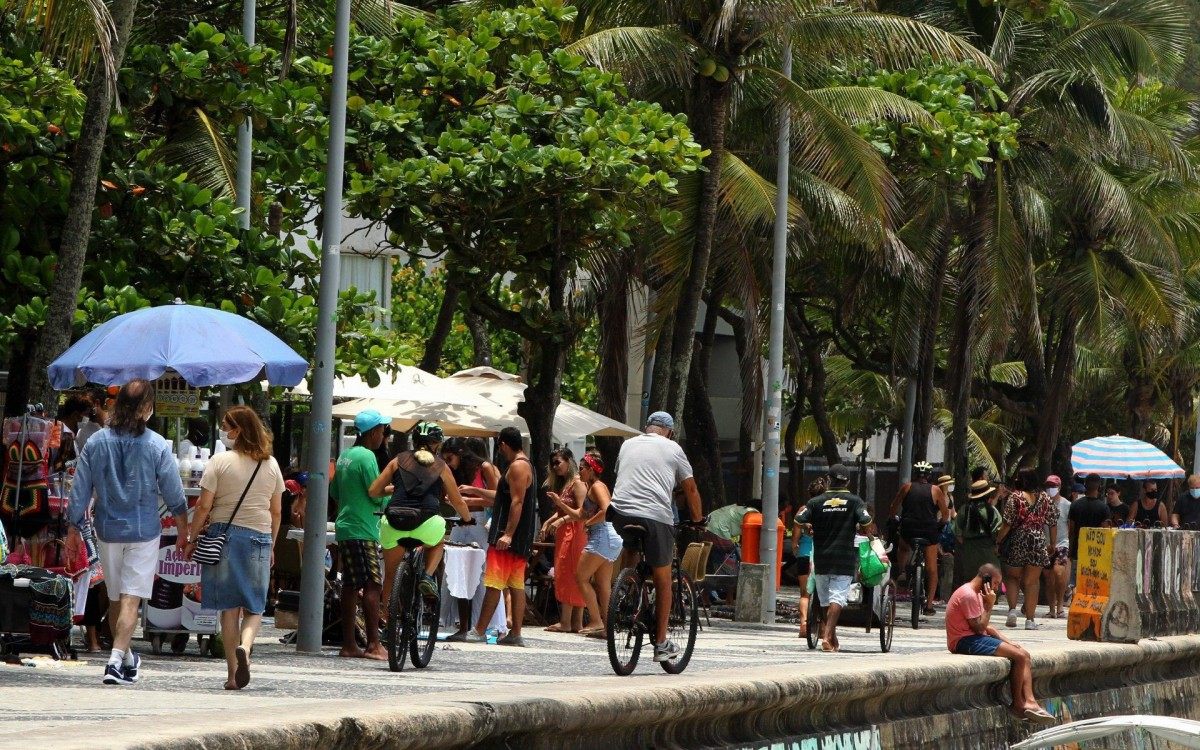 Dia de sol e descumprimento de regras contra a Covid - 19 nas praias da Zona Sul. Na foto, Bastante movimento no calçadão do Arpoador.