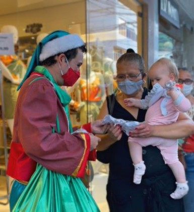 Mamãe Noel e Duendes distribuem máscaras de proteção na Rua Teresa - Divulgação