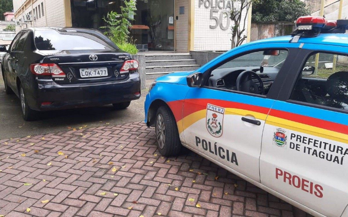O Toyota Corolla foi localizado pelos policiais perto da praça do Laiá - Divulgação - 24º BPM